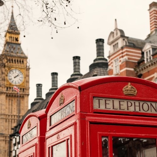 Picture of phone booth and Big Ben clocktower in Britain - Background to the general English course at Eloquence Experts.